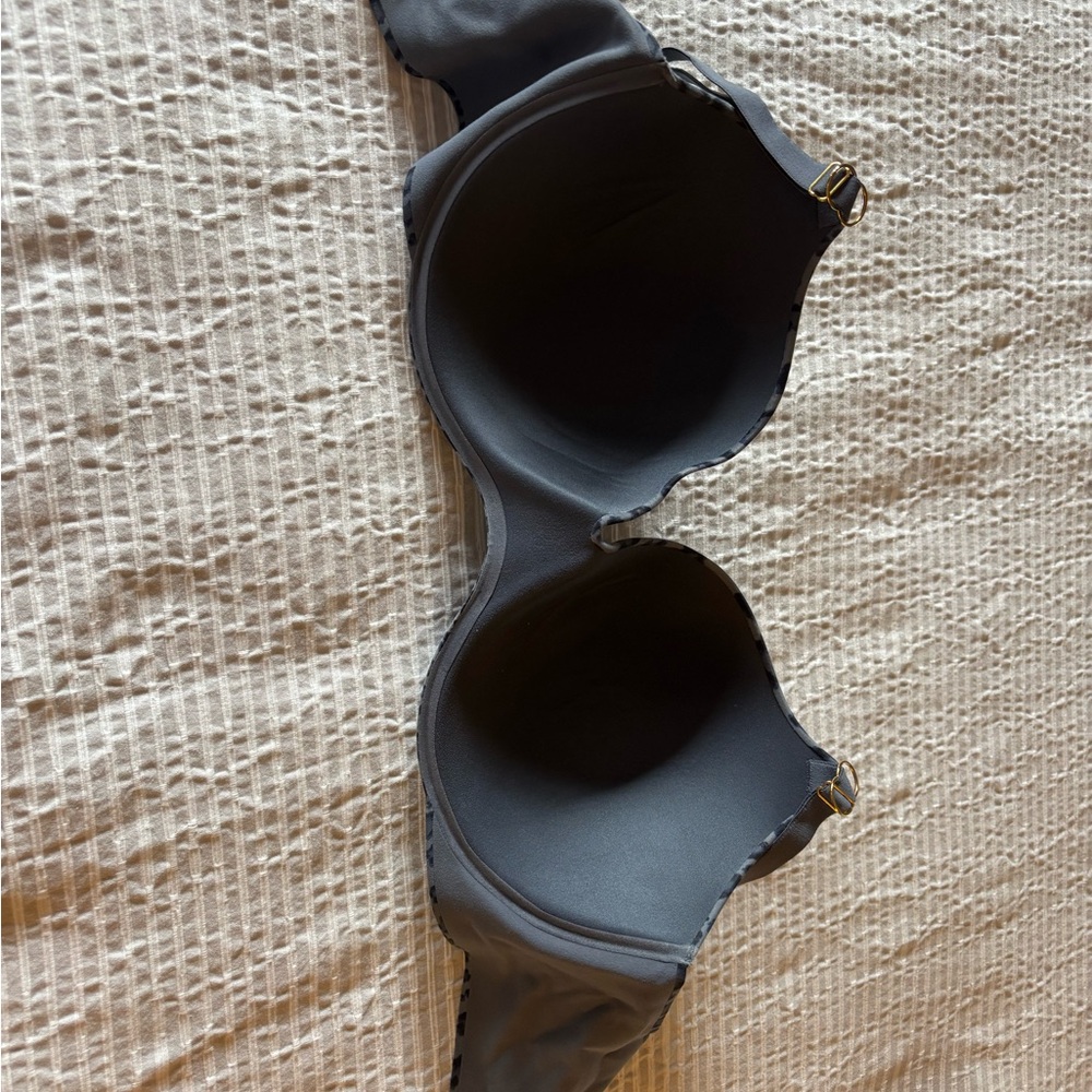 Victoria's Secret Black and Gray Bra with Molded Cups - Picture 2 of 4
